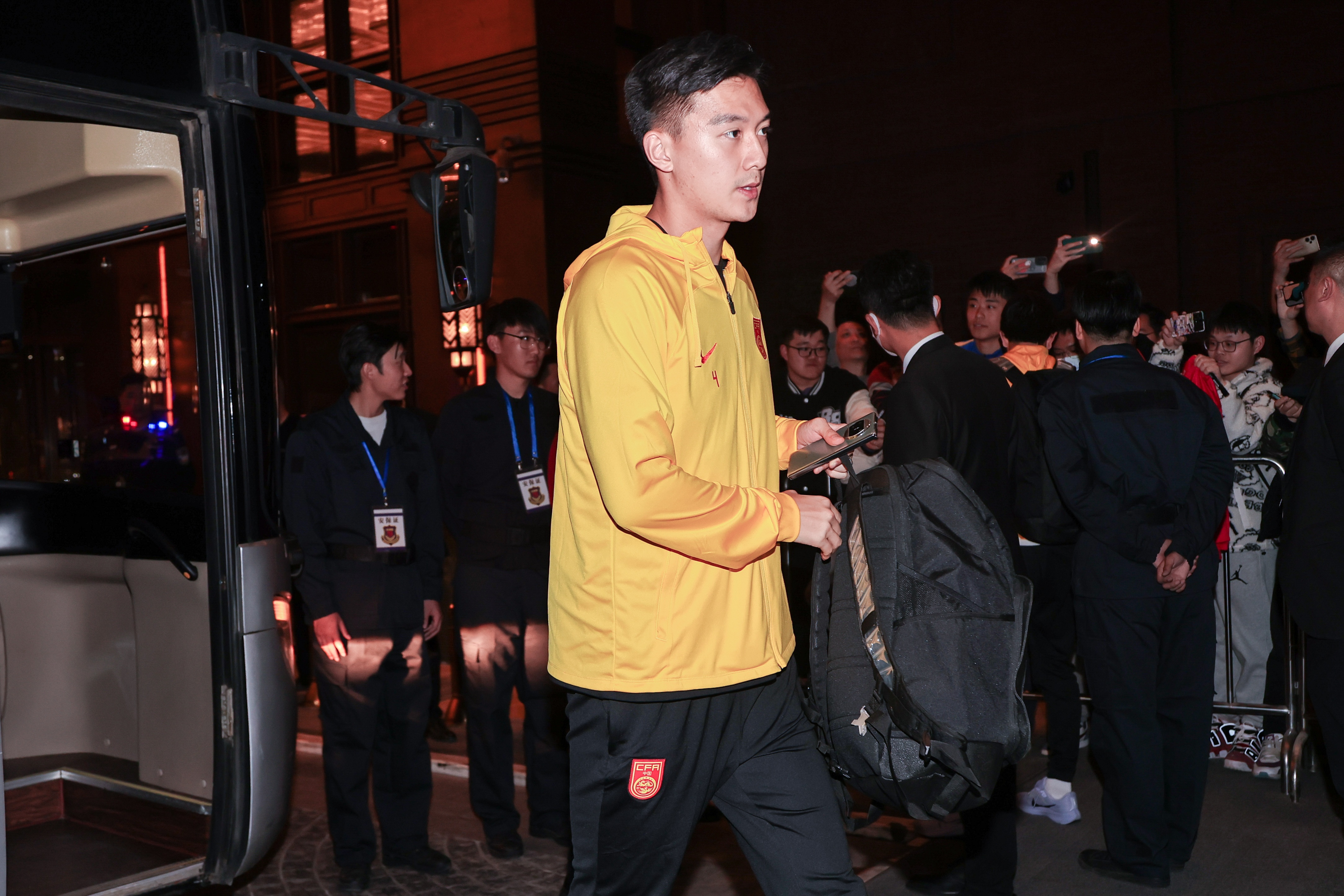 津媒:李源一表现达标后伊万火速招入,蒋圣龙让国足教练组舒缓