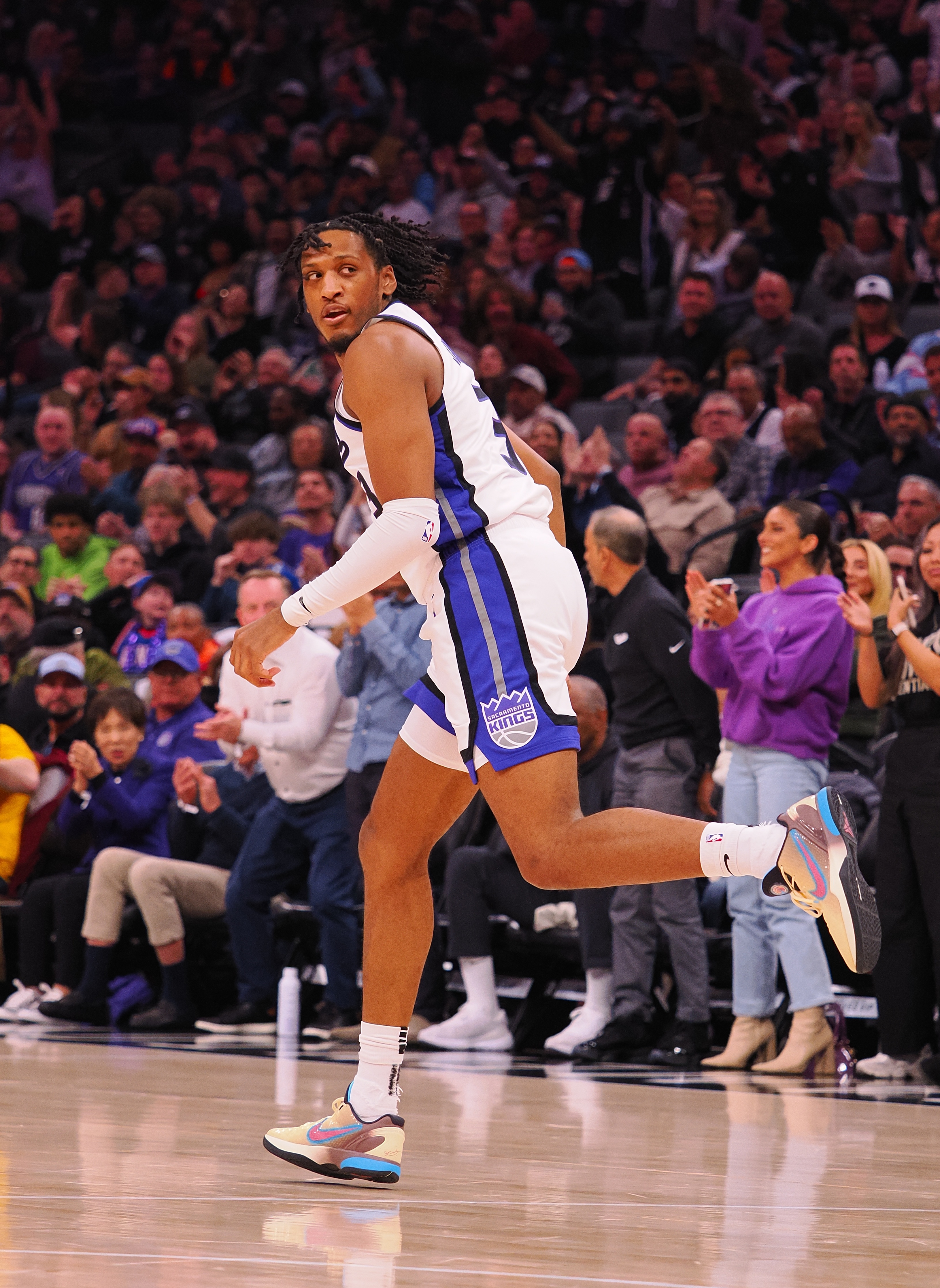 Shams:国王将与双向球员艾萨克-琼斯签订两年标准NBA合同
