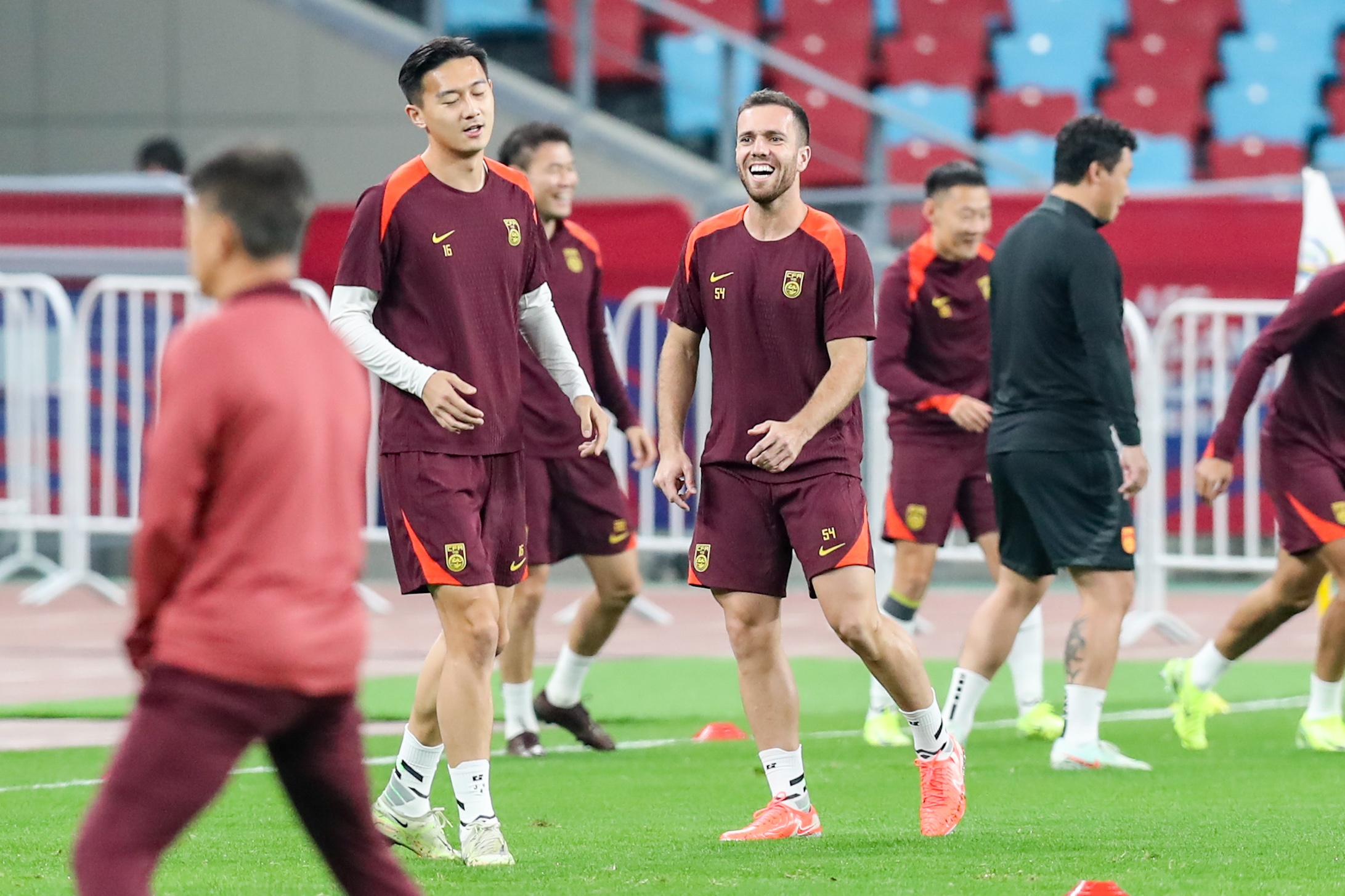 媒体人:王上源的6号给了塞尔吉尼奥,很可能是他首发的信号